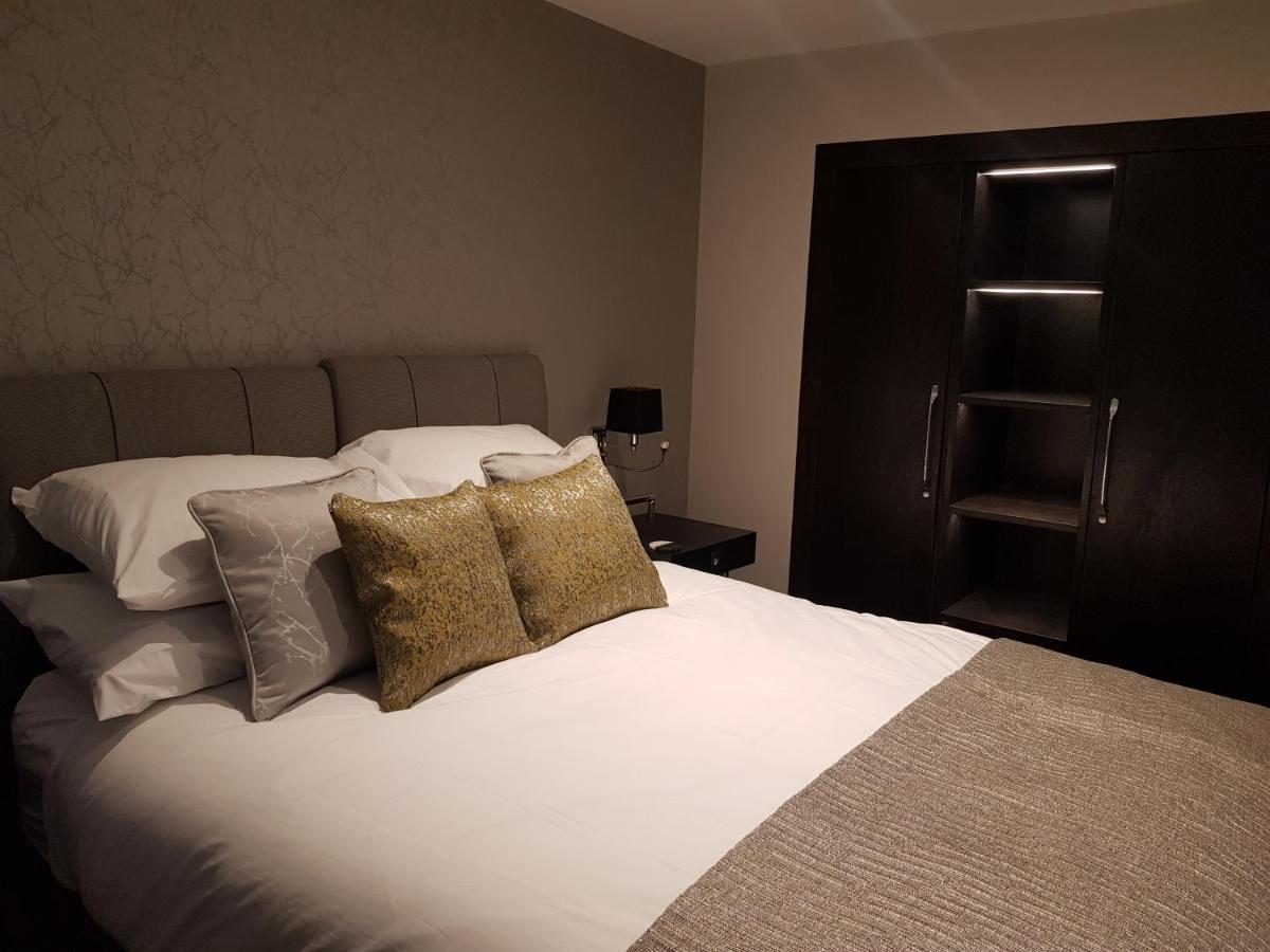 The Queens Head, Parkside 5 *